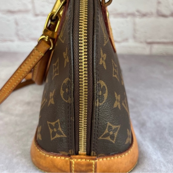 Louis Vuitton - Picture 3 of 11